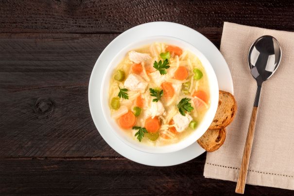 sopa de verduras con pescado servida en el plato