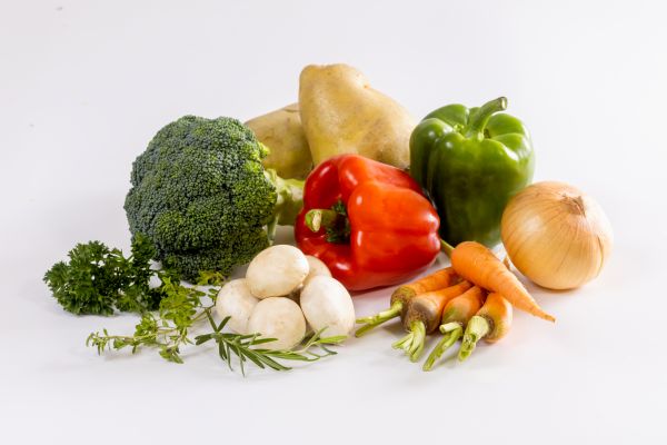 Verduras y hortalizas para sopa de verduras con pescado.